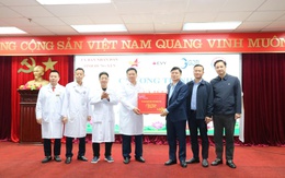 Phó Chủ tịch UBND tỉnh Hưng Yên trao quà Tết cho bệnh nhi