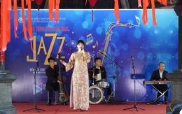 “Âm nhạc cuối tuần” lan tỏa năng lượng đầu xuân bên hồ Gươm