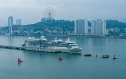 Du khách tàu biển đến vịnh Hạ Long được chào đón bằng âm nhạc