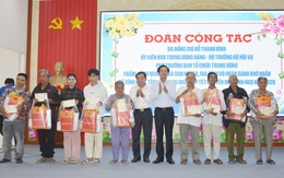 Bộ trưởng Bộ Nội vụ Đỗ Thanh Bình tặng quà Tết tại xã Vĩnh Bình