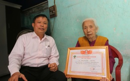 Cử tri 104 tuổi xúc động kể chuyện hơn một thế kỷ cầm lá phiếu bầu cử