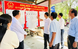 Bí thư Đảng uỷ xã Vĩnh Thuận Lê Văn Đủ kiểm tra các khu vực bỏ phiếu trước ngày bầu cử