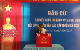 Hình ảnh cử tri đặc khu Bạch Long Vĩ phấn khởi đi bầu cử sớm