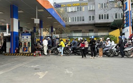 Giá xăng giảm hơn 5.600 đồng một lít, RON95 về mức 24.332 đồng