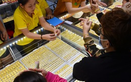 Giá vàng hôm nay 15/4: Tăng 2,5 triệu đồng/lượng