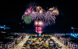 Đêm khai trương VUI-Fest Cát Bà: Hàng nghìn du khách “đổ bộ”, vịnh trung tâm rực sáng không ngủ