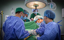 Hy hữu bệnh nhân bị đinh kim loại xuyên qua thành bụng khi sử máy bắn đinh cầm tay tại nhà