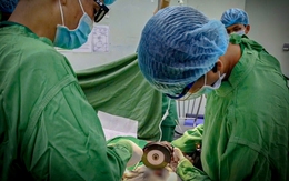 Đưa máy cắt cấp cứu vào phòng phẫu thuật… cắt dị vật kim loại cho bệnh nhân