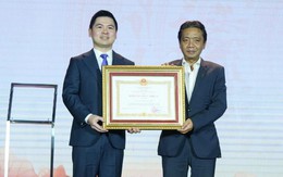 CLB bóng đá Hà Nội vinh dự đón nhận Huân chương Lao động hạng Nhì