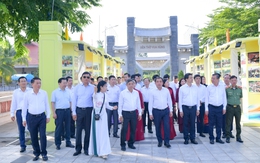 Đoàn công tác TP Hà Nội dâng hương tại Đền thờ Vua Hùng TP Cần Thơ