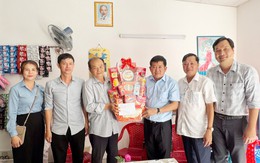 Bí thư Đảng uỷ đặc khu Phú Quốc thăm, tặng quà gia đình chính sách nhân Ngày Thương binh - Liệt sĩ