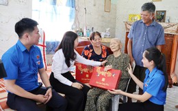 Agribank Chi nhánh Bắc Long An thăm, tặng quà Mẹ VNAH nhân Ngày Thương binh - Liệt sĩ