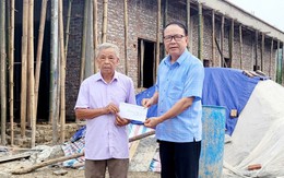 Tạp chí Doanh nghiệp và Tiếp thị trao quà hỗ trợ gia đình Cựu chiến binh bị hoả hoạn