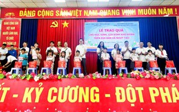 Xã Nhựt Tảo: Trao quà cho cựu chiến binh, học sinh và gia đình khó khăn