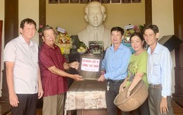 Gia đình liệt sĩ Lương Thế Trân hiến tặng "táo đong lúa" cho Bảo tàng Lúa nước Cà Mau