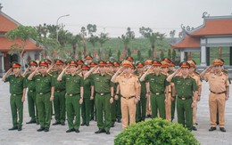 Đoàn công tác Cụm Thi đua số 3 - Công an TP Hà Nội tri ân Anh hùng liệt sĩ Bùi Thị Cúc