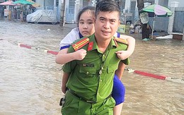 Công an Cần Thơ hỗ trợ người dân đi lại an toàn trong triều cường