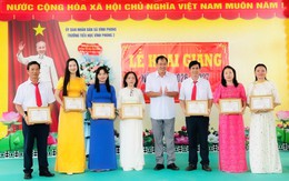 Tạp chí Doanh nghiệp và Tiếp thị tặng 100 nón bảo hiểm cho Trường Tiểu học Vĩnh Phong 2 nhân dịp khai giảng năm học 2026 - 2027