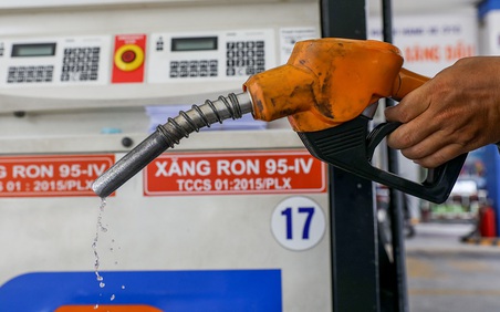 Từ 15h chiều nay, xăng giảm giá, dầu tăng giá