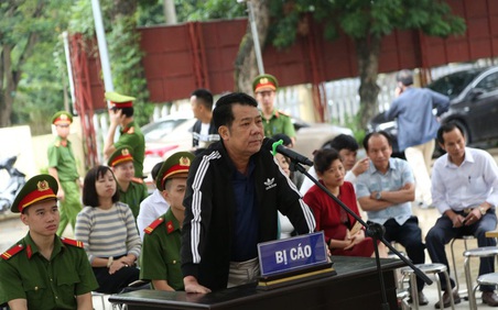 18 tháng tù giam cho giám đốc rút súng dọa bắn tài xế xe tải