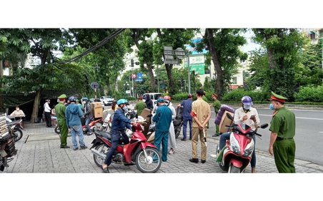 Phường Cát Linh lập chốt kiểm soát người dân ra đường không có lý do