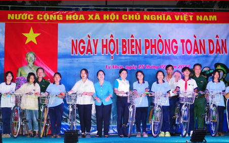 Bộ đội Biên phòng TP. Hồ Chí Minh: Khám bệnh, phát thuốc miễn phí, tặng quà người dân xã Lý Nhơn