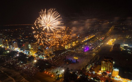 Hơn 300 ngàn người đổ về Quảng trường biển TP Sầm Sơn xem khai mạc Lễ hội du lịch biển