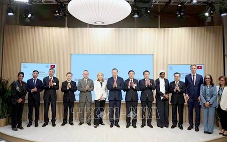 Bộ trưởng Bộ Tài chính nhận 3 Chương trình hợp tác quốc gia Việt Nam giai đoạn 2027-2031