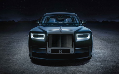 Rolls-Royce: Rolls-Royce là thương hiệu siêu sang nổi tiếng toàn cầu từ Anh Quốc. Mỗi chiếc xe đều được làm thủ công với chất liệu và thiết kế hoàn hảo. Hình ảnh sẽ cho bạn cái nhìn rõ nét về sự tinh tế và đẳng cấp của những chiếc xe Rolls-Royce.