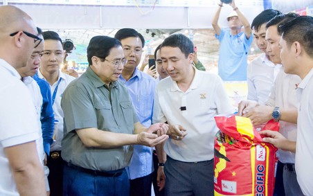 Thủ tướng Chính phủ Phạm Minh Chính tham quan các gian hàng trưng bày tại Festival Tôm Cà Mau