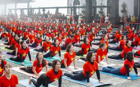 Đỉnh thiêng Fansipan - Điểm tìm về của những "ngôi sao" Yoga