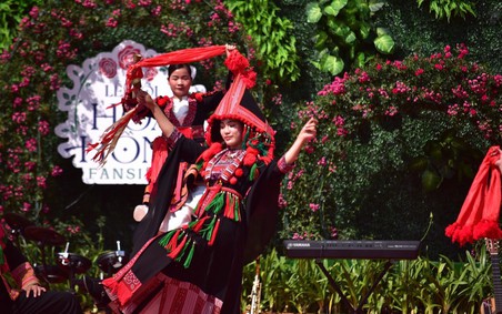 Sa Pa tấp nập khách đến du ngoạn Lễ hội Hoa hồng Fansipan ngay ngày đầu tiên của kỳ nghỉ lễ 30/4