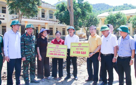 Nữ phó Bí thư Tỉnh uỷ kiểm tra, chỉ đạo khẩn trương khắc phục hậu quả bão số 10
