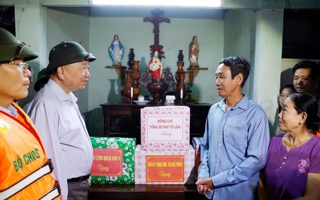 Tổng Bí thư chia sẻ về những thiệt hại do mưa lũ gây ra với người dân Huế