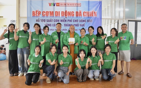 Bếp cơm dã chiến tại TP Huế: Chung tay sẻ chia khó khăn cùng người dân vùng bão