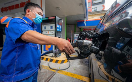 Giá xăng điều chỉnh tăng nhẹ, giá dầu giảm hơn 200 đồng/lít