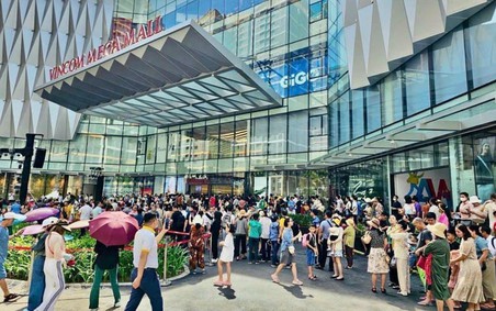 Mặt bằng bán lẻ đường phố hụt hơi trước trung tâm thương mại