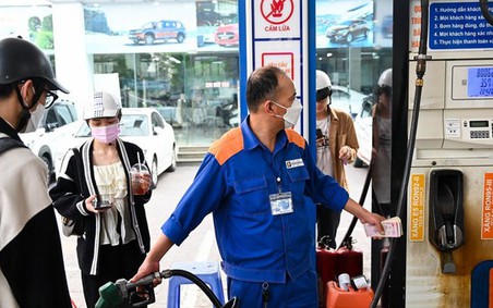 Giá xăng RON95 tăng 133 đồng/lít