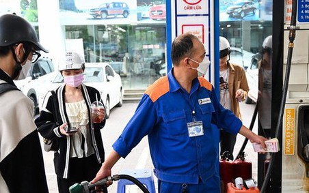 Giá xăng RON95 tăng 133 đồng/lít