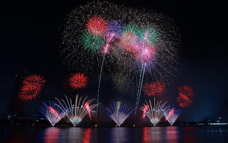 Đêm DIFF 2025 thứ hai: Tuyên ngôn pháo hoa của Z121 Vina Pyrotech Việt Nam