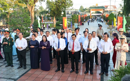 Lãnh đạo TP Cần Thơ viếng nghĩa trang liệt sĩ thành phố