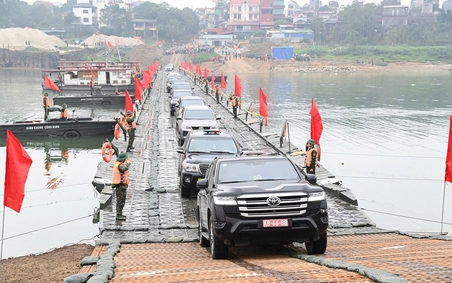 Phú Thọ:Thông xe cầu phao sông Lô sáng 29 Tết