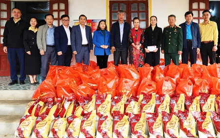 Nghĩa tình dòng Lam: Mỗi suất quà Tết - một thông điệp sẻ chia