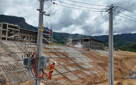 Đà Nẵng: Vận hành sớm công trình cấp điện cho 3 điểm trường nội trú liên cấp biên giới