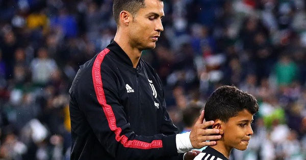 Ronaldo gây sốt khi dùng lại mái tóc "mỳ tôm" hồi còn ở MU