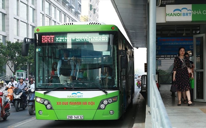 Hà Nội Mục sở thị tuyến xe buýt điện đầu tiên ở Việt Nam