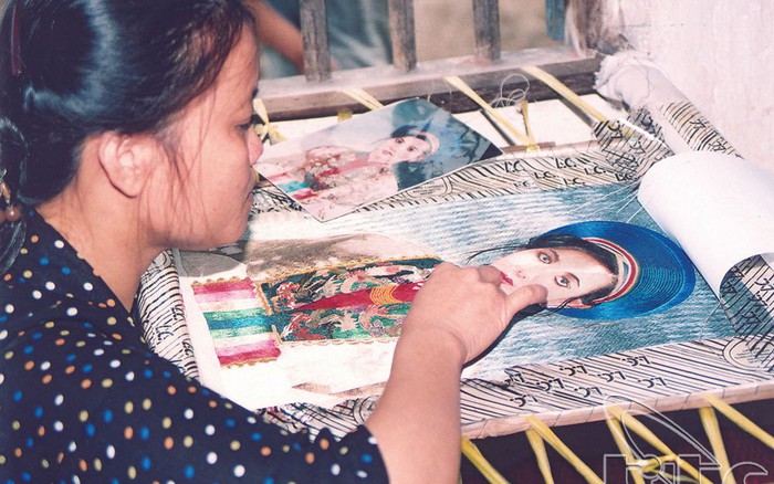 Những sản phẩm thêu tay tinh xảo từ làng Quất Động