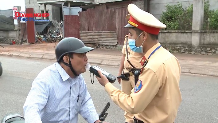 Cảnh sát giao thông tỉnh Bắc Giang đồng loạt ra quân xử phạt lái xe vi phạm nồng độ cồn và ma túy