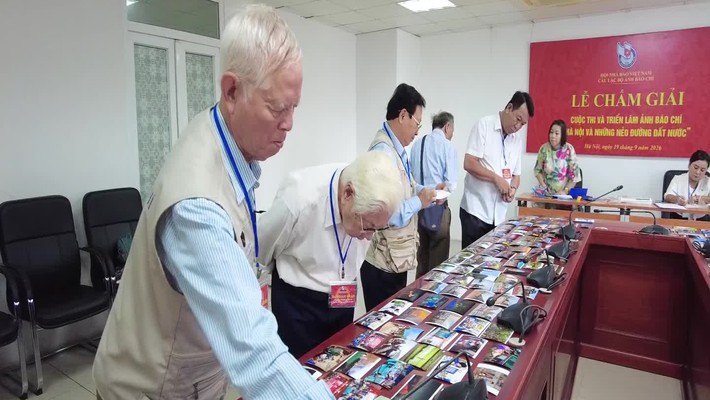 Chấm giải cuộc thi và triển lãm ảnh Báo chí "Hà Nội và những nẻo đường đất nước"